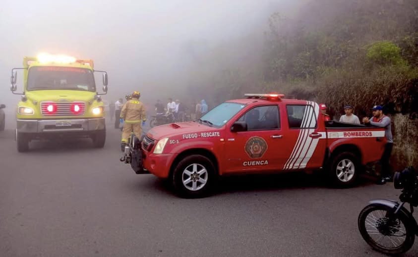 EN LA VÍA CUENCA-MOLLETURO ACCIDENTE ENTRE AUTO Y UNA MOTO DEJA SALDO DE 2 FALLECIDOS.-