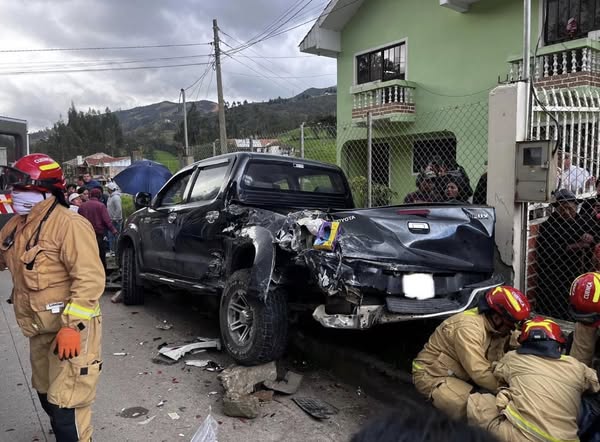 EN CUMBE-CUENCA, CHOQUE ENTRE UN CAMIÓN Y CAMIONETA CAUSA LA MUERTE DE UNA PERSONA Y DOS HERIDOS.-