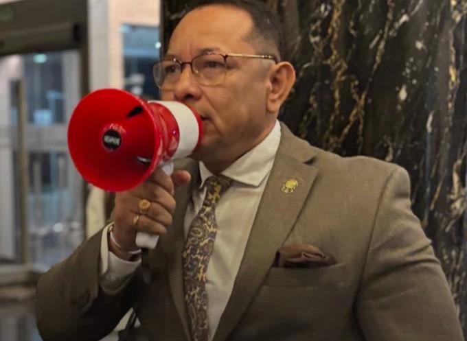 "ME CASTIGAN SOLO POR DECIR SINVERGUENZA"