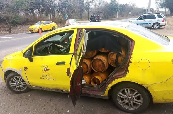 HASTA EN TAXIS SE CONTRABANDEA EL GAS DESDE HUAQUILLAS HACÍA EL PERÚ, APROVECHANDO QUE, MIENTRAS EN ECUADOR EL COSTO DE LA BOMBONA ES DE 1,65 DÓLARES, CUANDO EN PERÚ CUESTA ENTRE 18 Y 20 DÓLARES.-