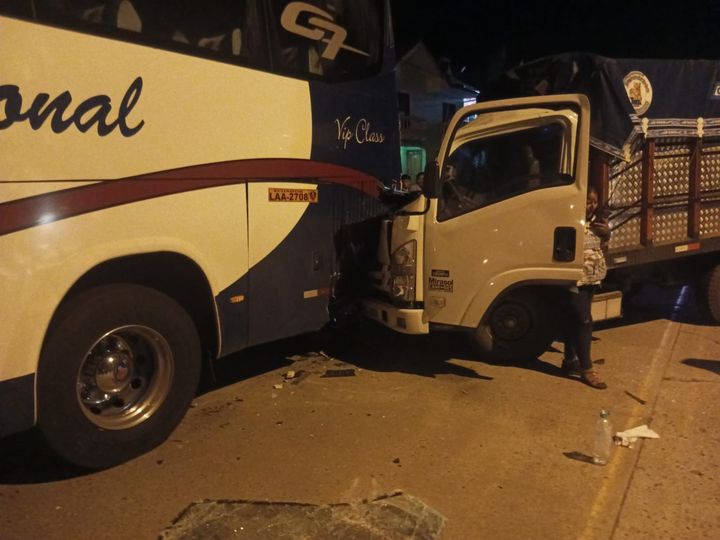 EN EL SECTOR DE CUMBE, ACCIDENTE DE TRÁNSITO ENTRE UN BUS Y UN CAMIÓN. UNA PERSONA FALLECIÓ