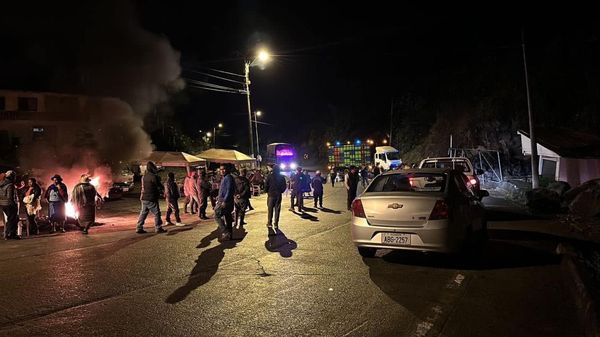 LOS MORADORES DE MOLLETURO CIERRAN VÍA EN EL Km. 65, COMO PROTESTA A LOS INCUMPLIMIENTOS POR PARTE DEL MTOP, Y QUE FUERON FIRMADOS EN ENERO 2022.