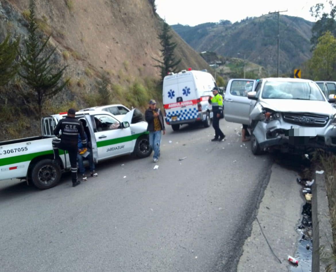 CHOQUE EN PUENTE EUROPEA, INGRESO A PAUTE, DEJA TRES PERSONAS HERIDAS