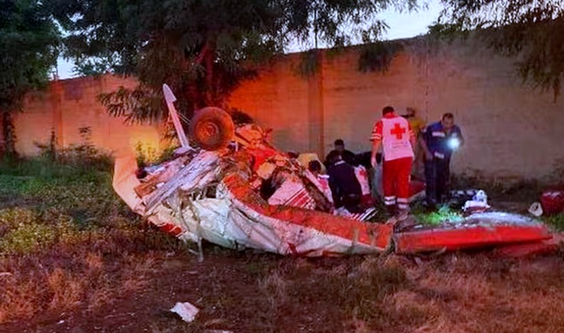 UNA AVIONETA CONTRATADA PARA UNA FIESTA PARA REVELAR EL GÉNERO DEL BEBÉ SE ESTRELLÓ Y MUERE EL PILOTO