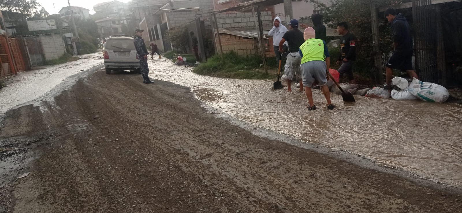 DESLIZAMIENTO DE TIERRAS EN RAYOLOMA EN CUENCA, POR LA FUGA DE AGUA.-  VARIAS VIVIENDAS FUERON EVACUADAS.