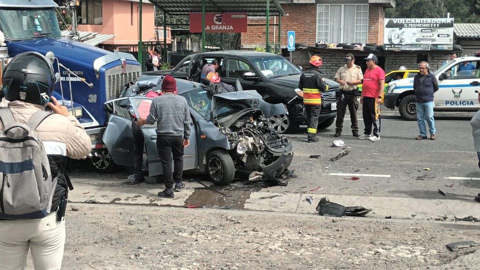 EN AMAGUAÑA-PARROQUIA DE QUITO, SINIESTRO DE TRÁNSITO ENTRE TRAILER Y CUATRO VEHÍCULOS. UN HERIDO