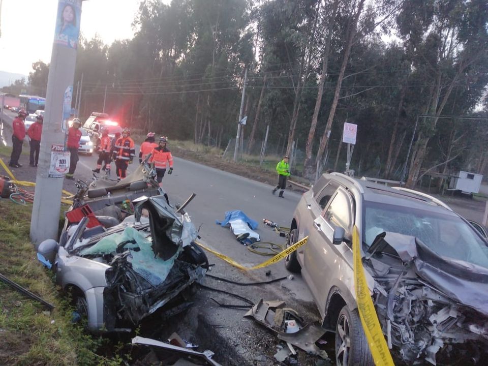 TERRIBLE ACIDENTE DE TRÁNSITO EN CHIMBORAZO PROVOCA LA MUERTE DE 4 PERSONAS.-