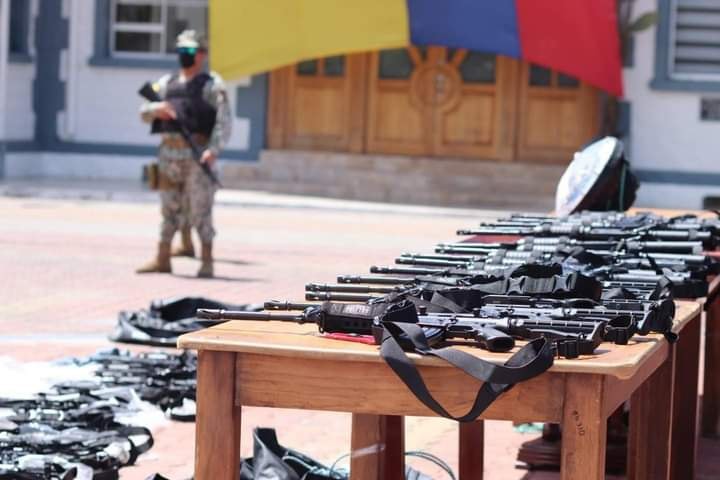 FUERZAS ARMADAS REALIZA IMPORTANTE DECOMISO DE ARMAS EN GALÁPAGOS.-