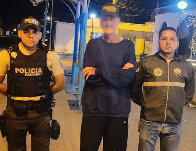 POLICÍA NACIONAL RESCATA A EMPRESARIO COLLIN ARMSTRONG EN UNA VÍA DE MANABÍ. 9 PERSONAS FUERON DETENIDAS.-