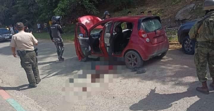 EN ESMERALDAS, POR ERROR ASESINAN A UN POLICÍA. HAY 11 MILITARES DETENIDOS.-