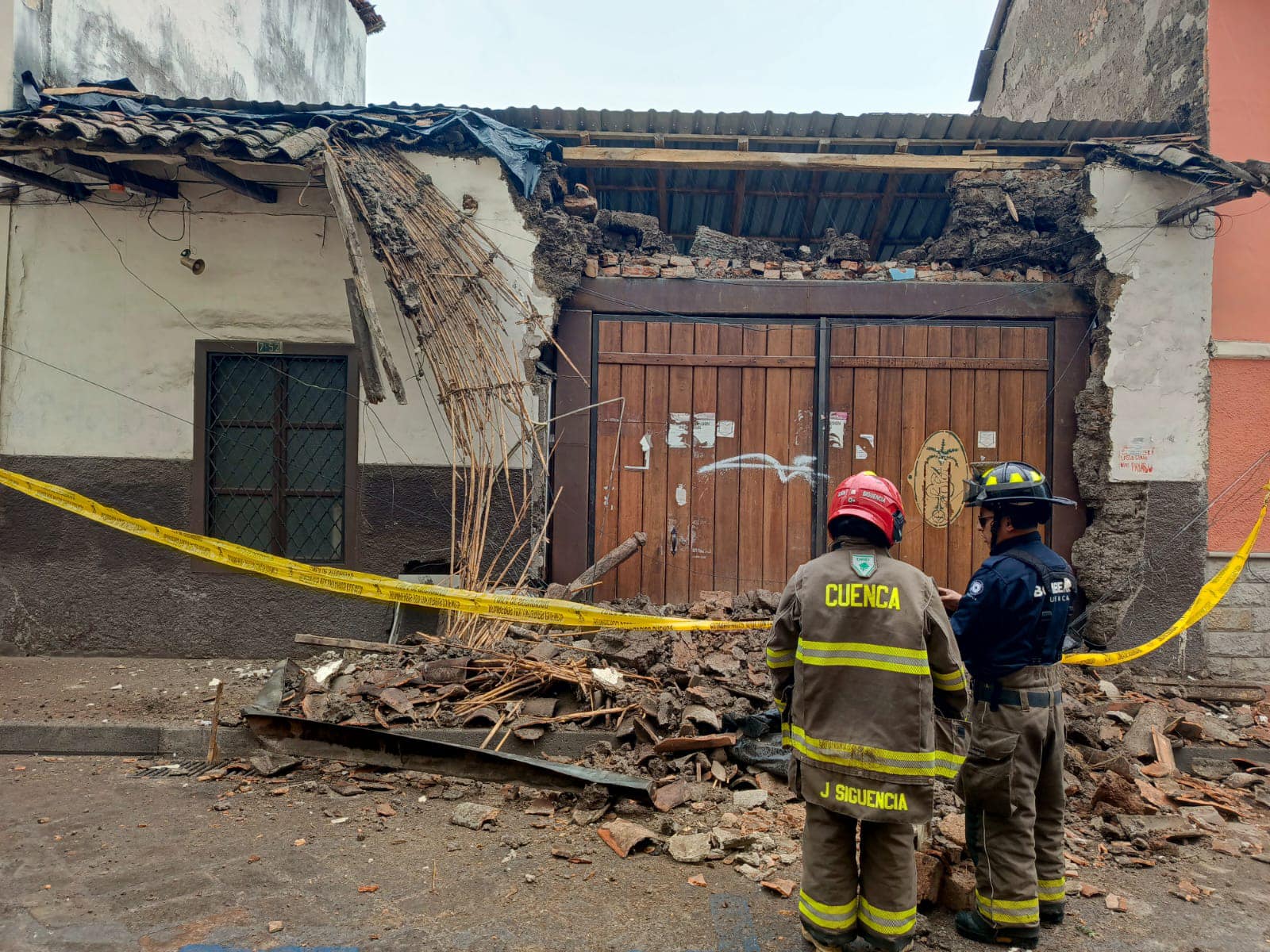 DE MANERA EXTRAÑA COLAPSA PARTE DE LO QUE QUEDA DE UNA CASA PATRIMONIAL QUE DEMOLIDA IRRESPONSABLEMENTE, Y QUE EL MUNICIPIO DE CUENCA SANCIONÓ A INFRACTOR.-