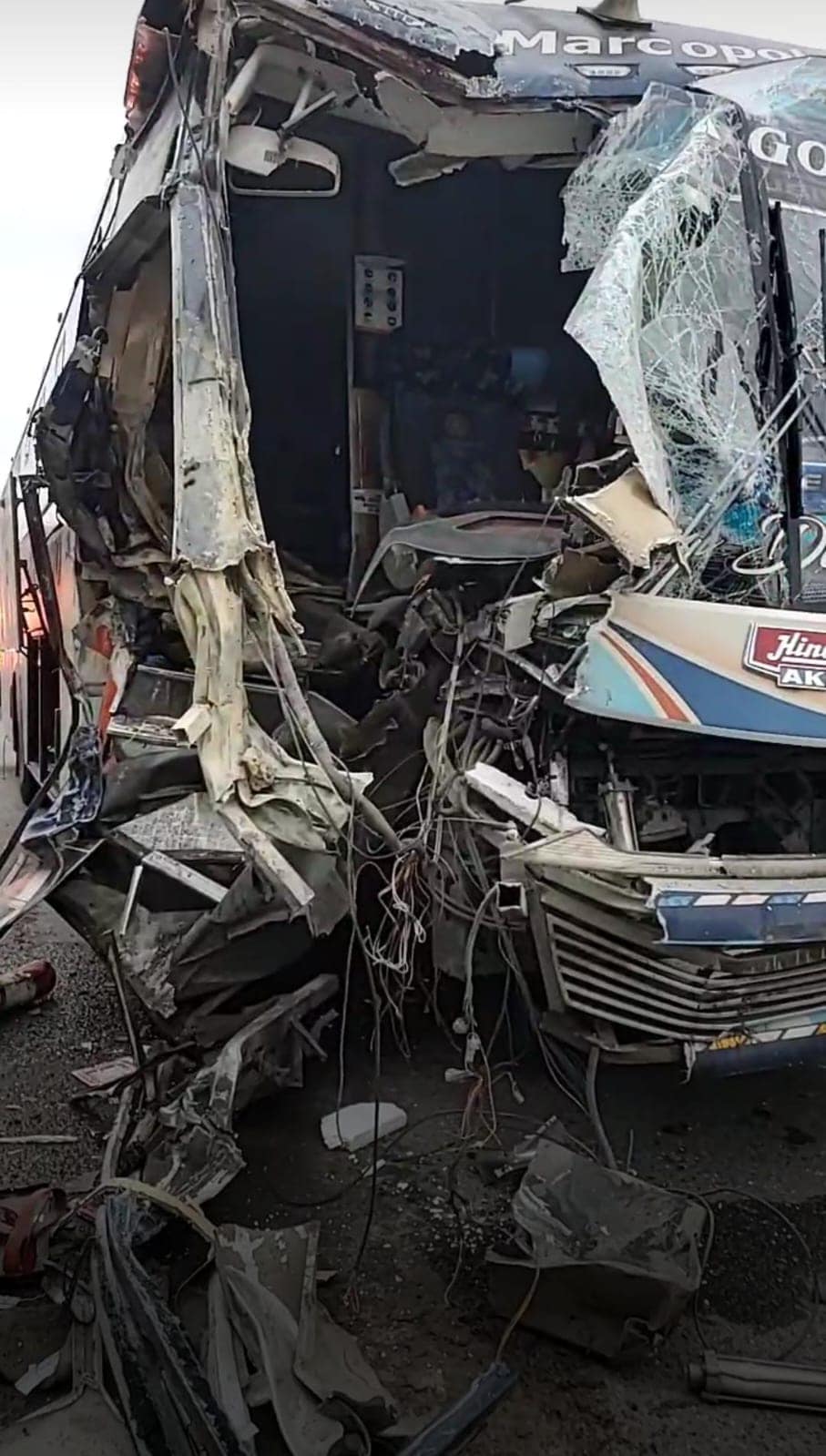 ACCIDENTE ENTRE BUS Y 2 CAMIONES DEJA 3 HERIDOS Y DAÑOS MATERIALES.-