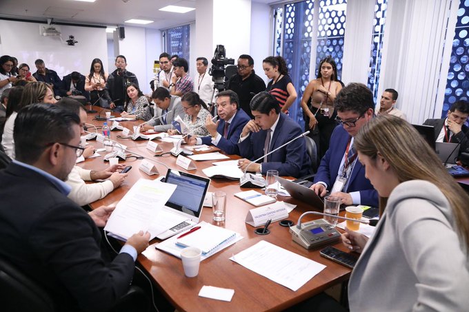 COMISIÓN DE DESARROLLO ECONÓMICO APROBÓ CON 5 VOTOS A FAVOR Y 3 EN CONTRA, INFORME PARA SEGUNDO DEBATE DE LA LEY PARA FINANCIAR CONFLICTO ARMADO INTERNO.-