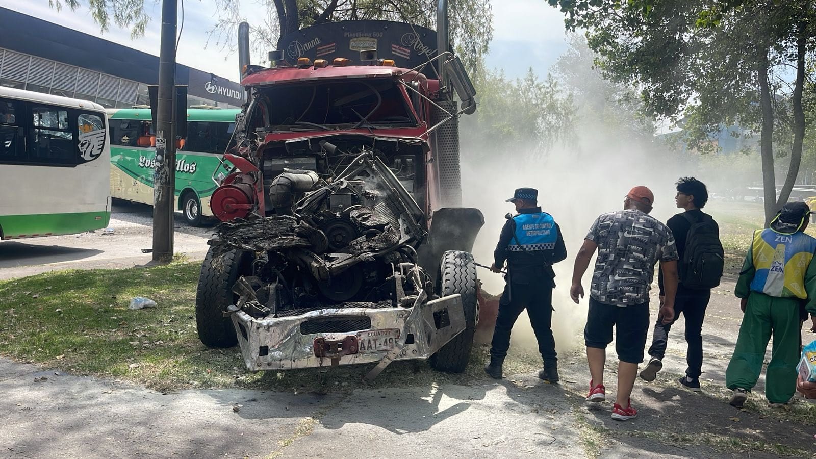 TERRIBLE ACCIDENTE EN QUITO INVOLUCRADOS; UN TRÁILER, 3 BUSES Y 2 TAXI. SE REGISTRAN 2 MUERTOS, 9 HERIDOS.-