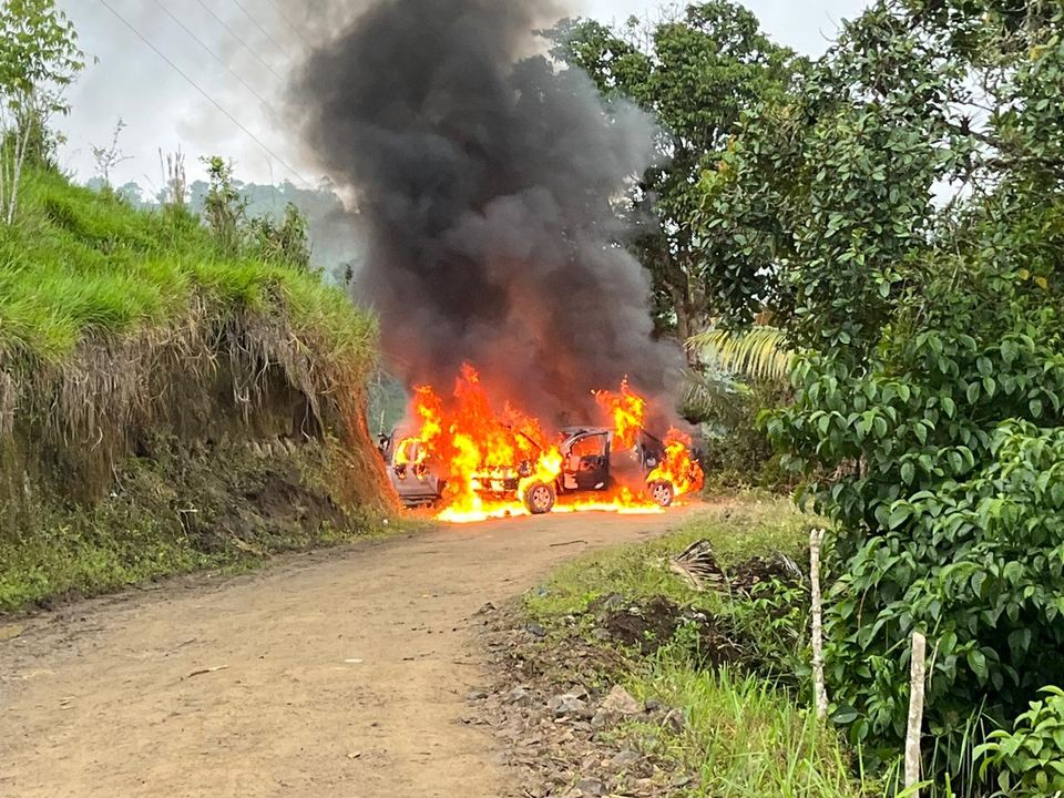 VIOLENCIA EN COTOPAXI POR ACTIVIDAD MINERA, CON CARROS INCENDIADOS, POLICÍAS HERIDOS Y SECUESTRADOS