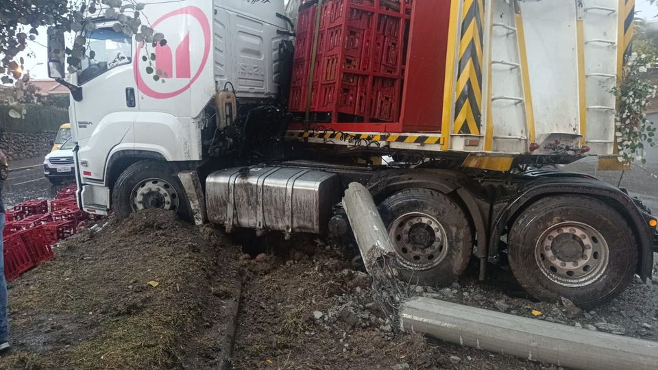 TRAILER DE TRANSPORTA GASEOSAS SUFRE ACCIDENTE EN EL SECTOR DEL HOSPITAL DEL RÍO. HAY UNA PERSONA HERIDA