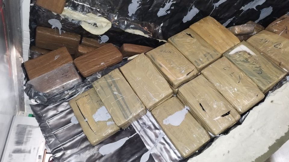 LA POLICÍA ENCUENTRA 140 BLOQUES CON COCAÍNA QUE IBAN COMUFLADOS EN TECHO DE UN CONTENEDOR