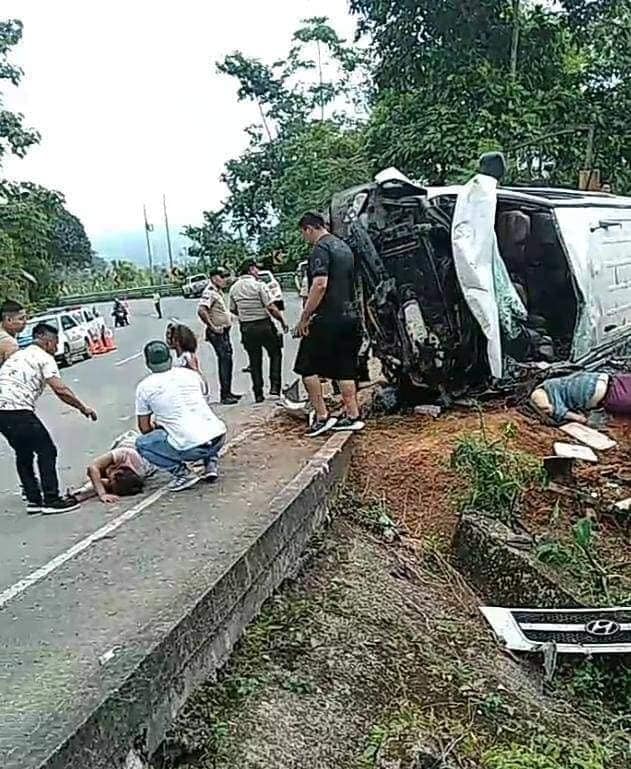 LAMENTABLE ACCIDENTE DE TRÁNSITO EN LA VÍA CUENCA-MOLLETURO DEJA HASTA EL MOMENTO 3 MUERTOS Y 12 HERIDOS