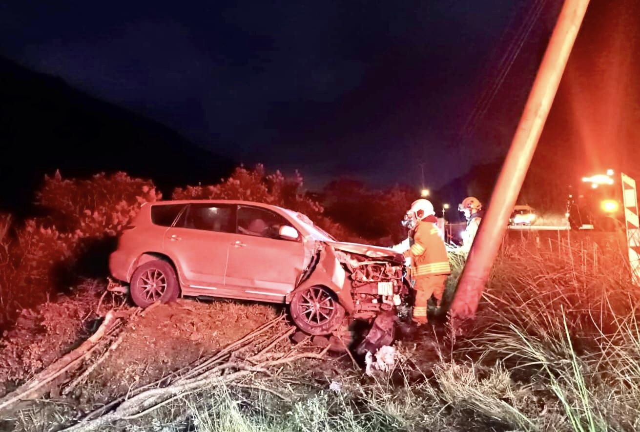 EN EL SECTOR DOS CHORREAS,VÍA CUENCA MOLLETURO, UN COCHE CHOCO CONTRA UN POSTE. HAY DOS HERIDOS.-