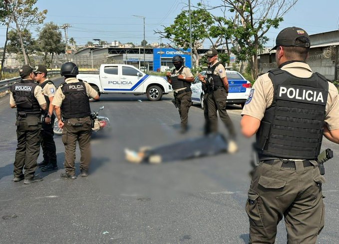 EN GUAYAQUIL, POLICÍA HACIENDO USO LEGÍTIMO DE LA FUERZA, MATA UN DELINCUENTE Y FRUSTRA EL ROBO A UN CONDUCTOR.-