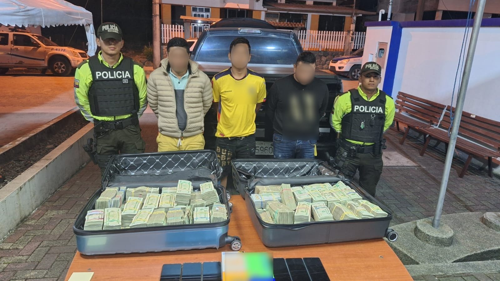 EN NAPO POLICÍA DETIENE A 3 DELINCUENTES TRANSPORTABAN 751.000 DÓLARES EN EFECTIVO.-