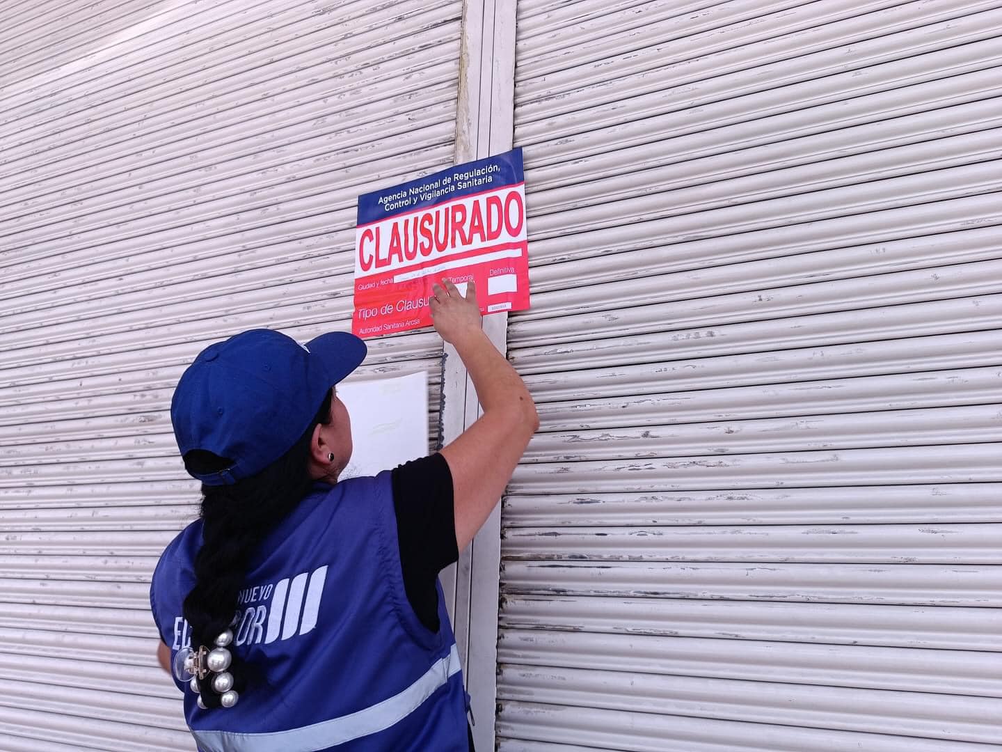 LA ARCSA CLAUSURA COMERCIALIZADORA QUE VENDÍA PRODUCTOS CADUCADOS EN EL ARNAL EN CUENCA.-