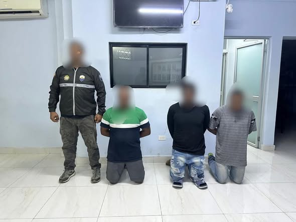 EN ESMERALDAS POLICÍA DETIENE LADRONES DE COMBUSTIBLE, CUANDO PERFORABAN EL POLIDUCTO.-