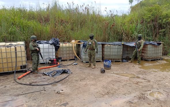 EN ZAMORA CHINCHIPE, EJÉRCITO DETIENE A DELINCUENTES QUE SE ROBABAN 3.600 GALONES DE DIÉSEL.-